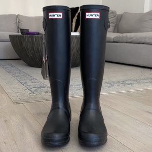 Women's Hunter Tall Rain Boots + Leopard Boot Socks in **perfect condition**